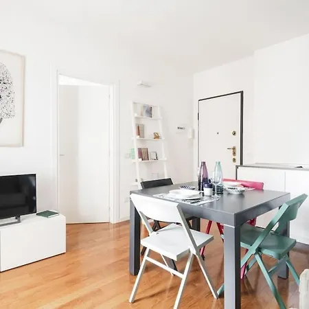 Easylife - A Touch Of Design In Porta Venezia Apartment Milan